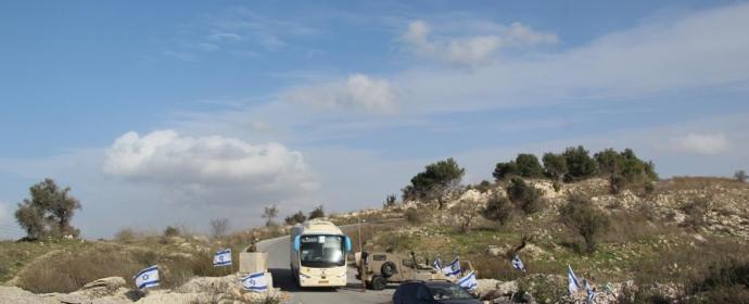 مستوطنون بحماية جيش الاحتلال يهاجمون مركبات المواطنين قرب دوار دير شرف على طريق مستوطنة حومش "المخلاة"