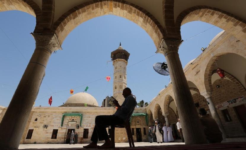 صور.. أجواء إيمانية في مسجد السيد هاشم بغزة في ثالث أيام