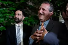 براد لاندر (يمين) المرشح عن الدائرة العاشرة لنيويورك في مجلس النواب الأمريكي برفقة زهران ممداني (رويترز).webp