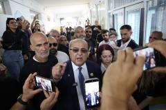 27 أكتوبر 2026، المرشح الفلسطيني أحمد الطيبي (في الوسط) من القائمة المشتركة يتحدث إلى وسائل الإعلام بعد الإدلاء بصوته خلال الانتخابات التشريعية الإسرائيلية في بلدة الطيبة العربية. (جيل كوهين-ماجن/وكالة الأنباء الألمانية عبر زوما برس)