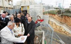 مسؤولة أممية تزور منزلاً فلسطينياً في قلب مستوطنةمسؤولة أممية تزور منزلاً فلسطينياً في قلب مستوطنة.jpg