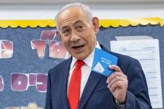 ٢٧ أكتوبر ٢٠٢٦، القدس: رئيس الوزراء الإسرائيلي وزعيم حزب الليكود، بنيامين نتنياهو، يبدي ردة فعله قبل الإدلاء بصوته في الانتخابات التشريعية الإسرائيلية في مركز اقتراع بالقدس. (حقوق الصورة: © يوناتان سيندل/وكالة الأنباء الألمانية عبر زوما برس)