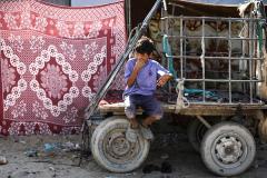 يكافح الفلسطينيون النازحون من أجل مواصلة حياتهم داخل خيام مؤقتة نُصبت قرب أنقاض منازلهم المدمرة في مخيم جباليا للاجئين شمال قطاع غزة، في 22 أكتوبر/تشرين الأول 2026.صورة: محمد صالحة