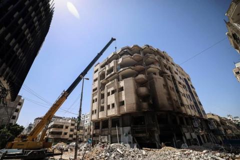 هدم بناية سكنية مالت لعدة أمتار نتيجة القصف الإسرائيلي أسفلها خلال الحرب بمدينة غزة
