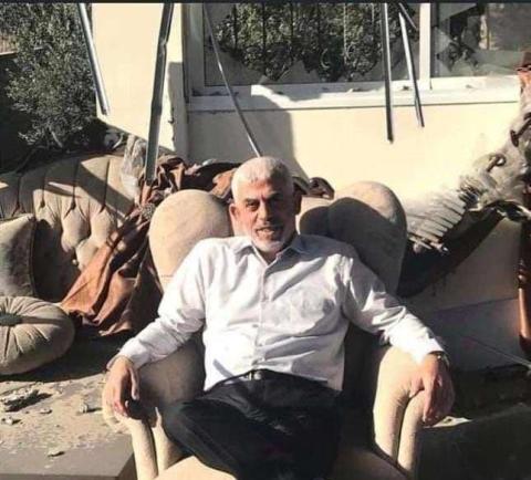 يحيى السنوار على أنقاض مكتبه الذي دمره الاحتلال الإسرائيلي في عدوانه الأخير