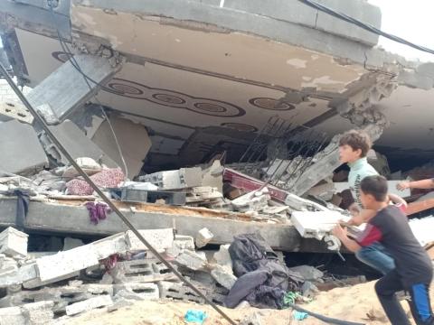 مواطنون يتفقدون منازلهم المدمرة في غزة 1