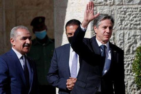 وزير الخارجية الأمريكي أنتوني بلينكن يلوح وبجواره رئيس الوزراء الفلسطيني محمد إشتية في رام الله