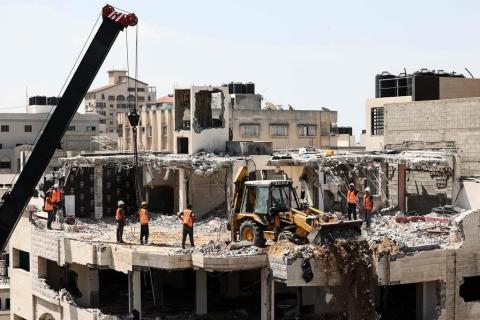 هدم بناية سكنية مالت لعدة أمتار نتيجة القصف الإسرائيلي أسفلها خلال الحرب بمدينة غزة 11
