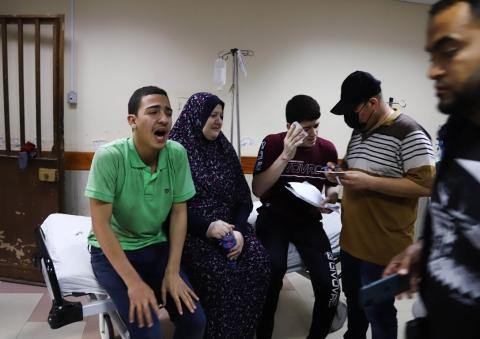 جرحى في مستشفى الشفاء في غزة بعد قصف الاحتلال عمارة في شارع الوحدة وسط غزة