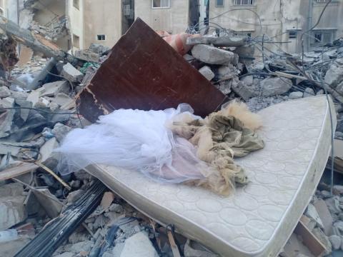 مواطنون يتفقدون منازلهم المدمرة في غزة