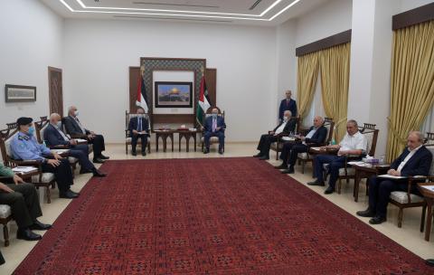 الرئيس يترأس اجتماعا طارئا لمتابعة الوضع في الأرض الفلسطينية كافة.JPG