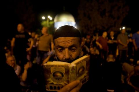 - الالاف من المصلين يحيون ليلة القدر من رحاب المسجد الاقصى المبارك 44