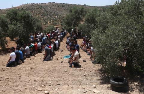 مواطنون يؤدون صلاة الجمعة في اراضيهم القريبة من جبل صبيح في بيتا جنوب نابلس