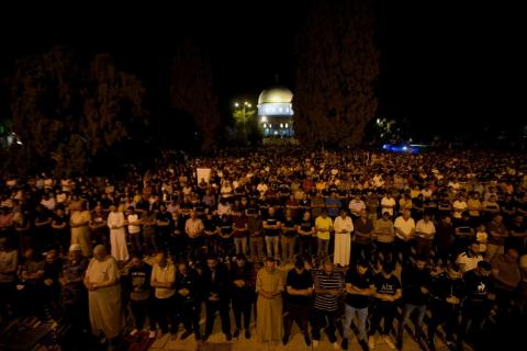 - الالاف من المصلين يحيون ليلة القدر من رحاب المسجد الاقصى المبارك 7