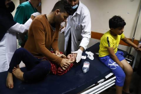 جرحى في مستشفى الشفاء في غزة بعد قصف الاحتلال عمارة في شارع الوحدة وسط غزة