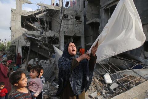 مواطنون يتفقدون منازلهم المدمرة في بيت حانون شمال قطاع غزة