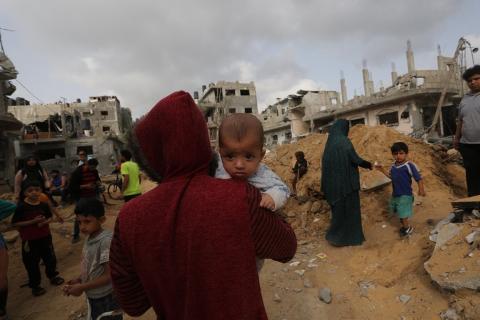 مواطنون يتفقدون منازلهم المدمرة في بيت حانون شمال قطاع غزة 1111