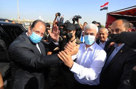 رئيس جهاز المخابرات المصرية عباس كامل يصافح رئيس حركة حـمـاس في غزة يحيى السنوار في ختام زيارة الوفد الأمني المصري الى القطاع