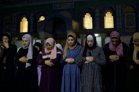 الالاف من المصلين يحيون ليلة القدر من رحاب المسجد الاقصى المبارك