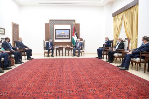 الرئيس محمود عباس، يستقبل الوفد المصري.JPG