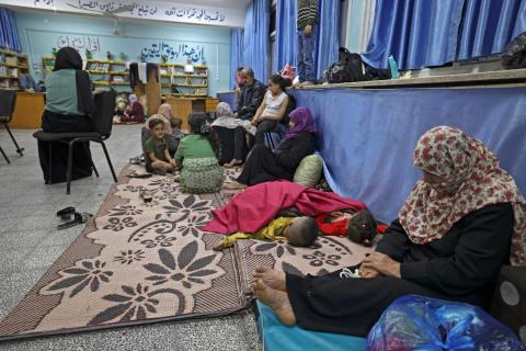 عائلات نزحت لمدارس الأونروا من حي الشجاعية والقرية البدوية شمال قطاع غزة .. تصوير وكالة الأنباء الفرنسية 1