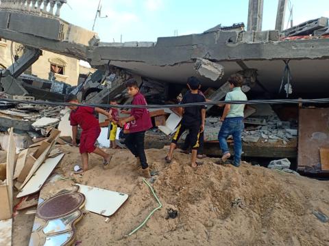 مواطنون يتفقدون منازلهم المدمرة في غزة