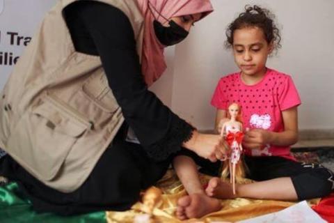 طبيبة نفسية تلعب مع سوزي اشكنتنا في غزة في الثالث من يونيو حزيران 2021