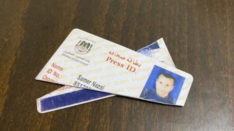 صحفيون يكسرون بطاقات نقابتهم تنديداً بقمع الأجهزة الأمنية للصحفيين واحتجاجاً على عدم اتخاذ النقابة لمواقف جدية