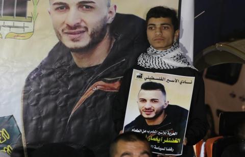 التضامن مع الاسير الغضنفر ابو عطوان المضرب عن الطعام لليوم ال 50 على التوالي بمدينة دورا جنوب الخليل 4.JPG