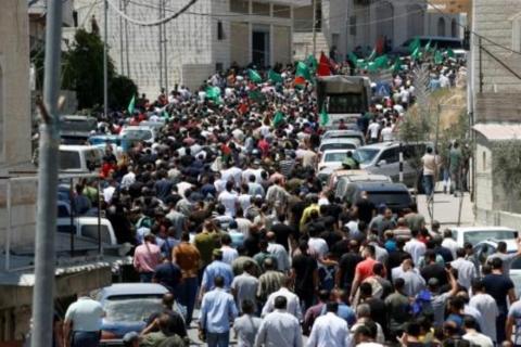 مشاركون في تشييع الناشط الفلسطيني نزار بنات في الخليل