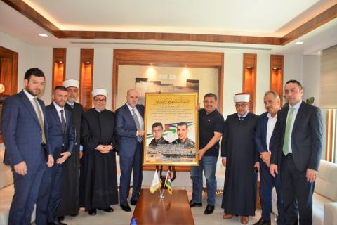 الهباش يزور مقر الاستخبارات العسكرية معزياً بشهدائها ويشيد بدور أجهزة الأمن الفلسطينية