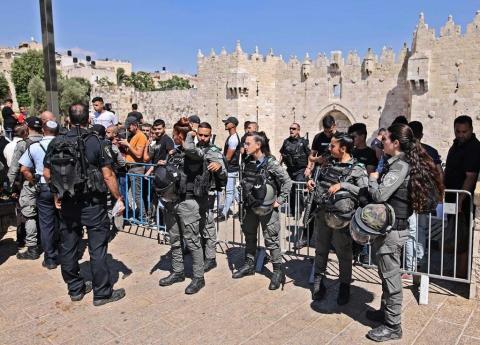 الاحتلال يعتدي على الفلسطينيين وينكل بهم بمنطقة باب العامود