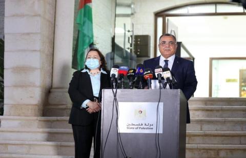 المتحدث الرسمي باسم الحكومة إبراهيم ملحم، في مؤتمر صحفي مشترك مع وزير الصحة مي الكيلة حول إلغاء اتفاق تبادل اللقاحات مع الجانب الإسرائيلي لعدم مطابقتها للمواصفات