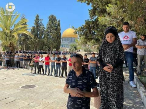 الآلاف يؤدون صلاة الجمعة داخل ساحات المسجد الأقصى
