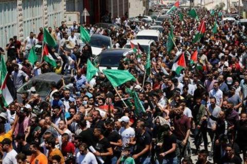 مشيعون فلسطينيون يشاركون في جنازة في الخليل لتشييع جثمان نزار بنات