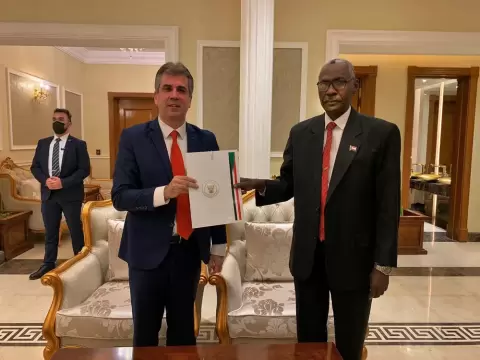 ايلي كوهين خلال زيارته الى السودان