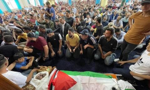 جماهير غفيرة تشيع جثمان المعارض السياسي الفلسطيني الجريء نزار بنات