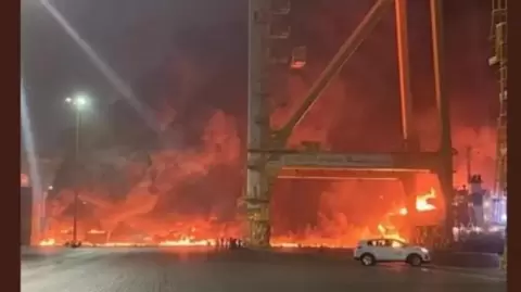  انفجار في سفينة راسية قبالة جبل علي في دبي 
