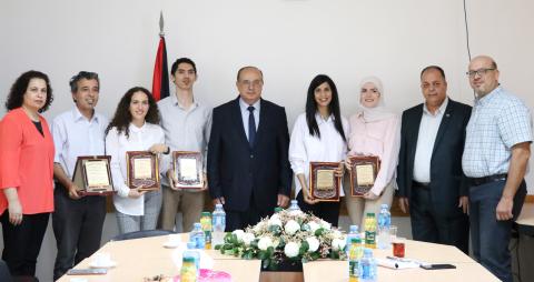 أبو مويس يكرّم جامعة بيرزيت وخريجيها الفائزين بمسابقة دولية لإعمار مرفأ بيروت 15-7-2021.JPG