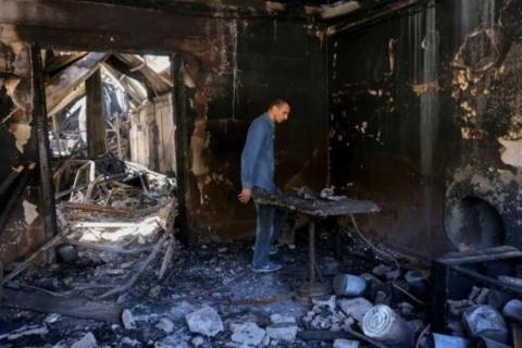 إياد السوافيري وهو يتفقد ما تبقى من مصنعه في غزة بتاريخ 23 أيار/مايو 2021 afp