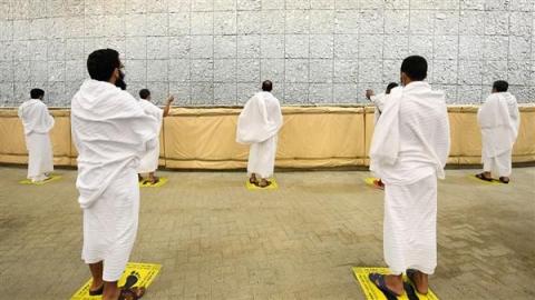الحجاج يواصلون رمي الجمرات في أول أيام التشريق وسط إجراءات احترازية مشددة