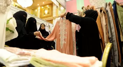 السعودية تسمح بفتح المتاجر