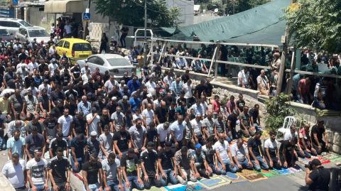 مواطنون يؤدون صلاة الجمعة في خيمة الاعتصام بحي البستان