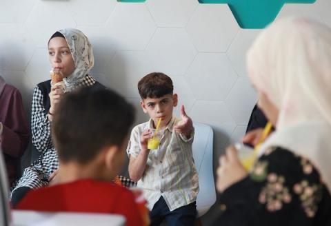 يشتري الفلسطينيون الآيس كريم خلال يوم حار ، في مدينة غزة ، في 31 يوليو 2021