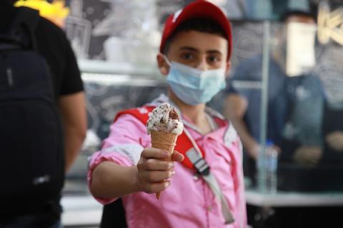 يشتري الفلسطينيون الآيس كريم خلال يوم حار في مدينة غزة 