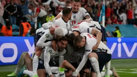  لاعبو انكلترا يحتفلون بعد الهدف الذي سجله هاري كاين في مرمى الدنمارك خلال نصف نهائي كأس أوروبا، 8 تموز/يوليو 2021 لورانس غريفيث تصوير مشترك ا ف ب 