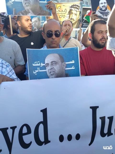 تظاهرة في رام الله تنديدا بقتل نزار بنات