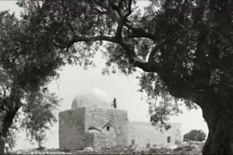 الفلسطينيون لا يمكنهم الوصول إلى قبة راحيل (مسجد بلال) وأغلبية زوار المكان هم من اليهود (الجزيرة)