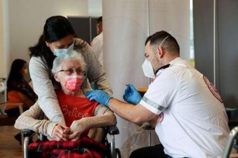 امرأة مسنة تتلقى جرعة من لقاح مضاد لفيروس كورونا في نتانيا بصورة من أرشيف رويترز