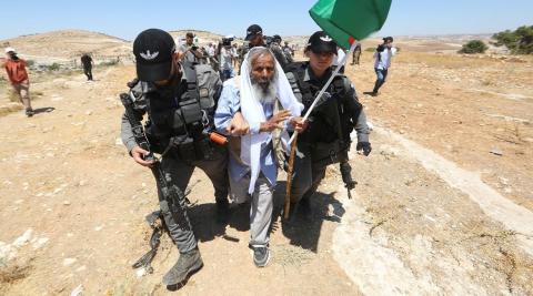الاحتلال يعتقل عدد من المواطنين خلال قمع فعالية ضد الاستيطان في منطقة التوانة بمسافر يطا.JPG